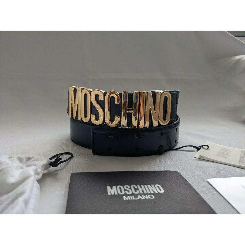 Moschino Couture Jeremy Scott Cinturón de piel negra brillante con logotipo en letras doradas en venta 6
