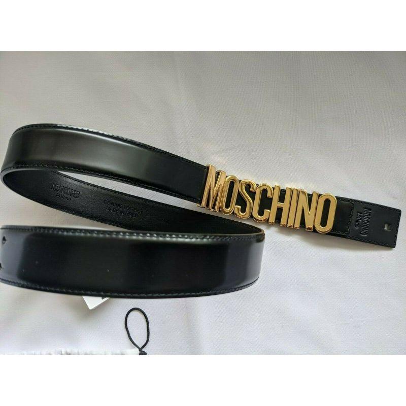Moschino Couture Jeremy Scott Cinturón de piel negra brillante con logotipo en letras doradas en venta 7