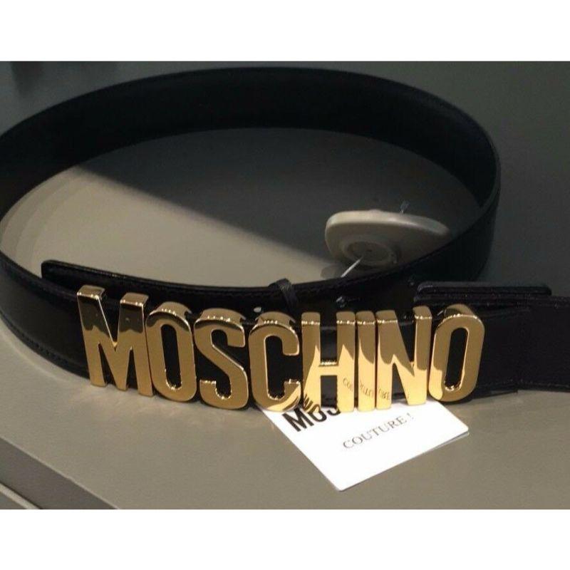 Moschino Couture Jeremy Scott Cinturón de piel negra brillante con logotipo en letras doradas en Nuevo estado para la venta en Palm Springs, CA