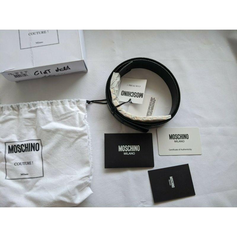 Moschino Couture Jeremy Scott Cinturón de piel negra brillante con logotipo en letras doradas en venta 2