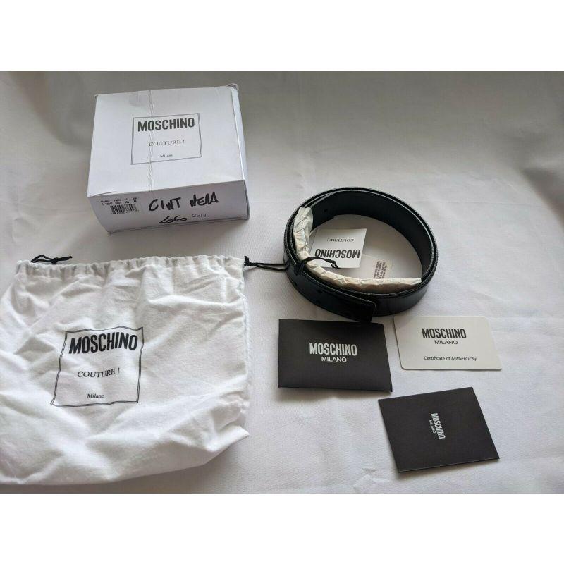 Moschino Couture Jeremy Scott Cinturón de piel negra brillante con logotipo en letras doradas en venta 3