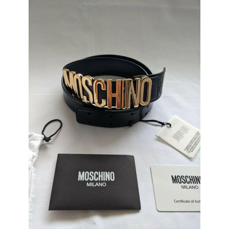 Moschino Couture Jeremy Scott Cinturón de piel negra brillante con logotipo en letras doradas en venta 4