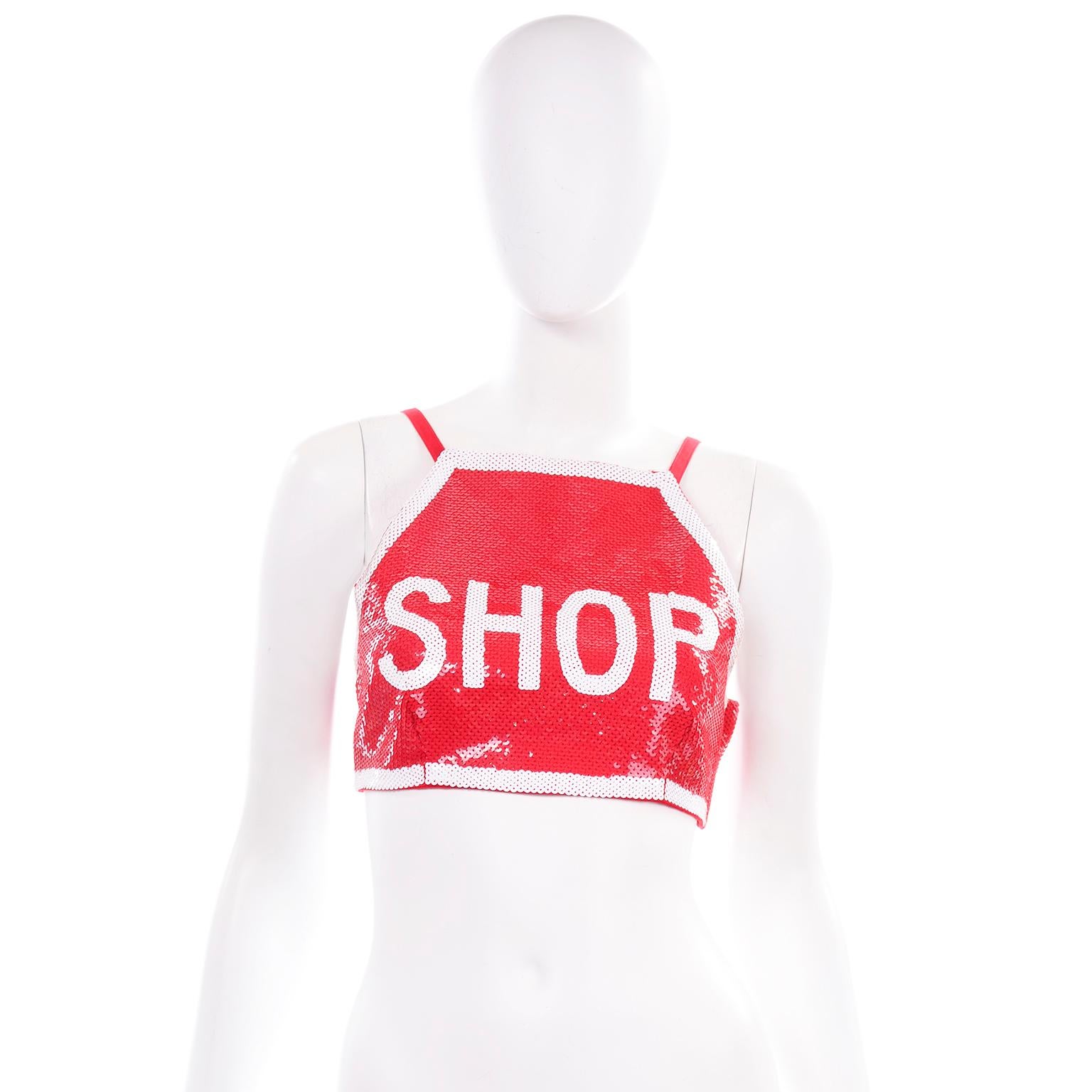 Moschino Couture Jeremy Scott Shop Zeichen Rot & Weiß Pailletten Laufsteg Crop Top im Zustand „Hervorragend“ in Portland, OR