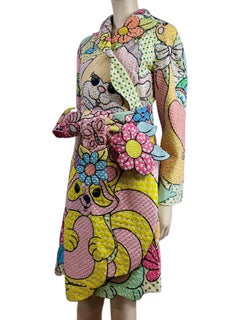Moschino Couture Jeremy Scott Primavera 2022, look 42: abrigo de peluche multicolor