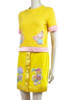 Moschino Couture Jeremy Scott, collection printemps 2022 : ensemble jaune et rose