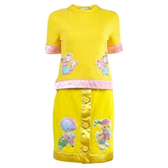 Moschino Couture Jeremy Scott, collection printemps 2022 : ensemble jaune et rose