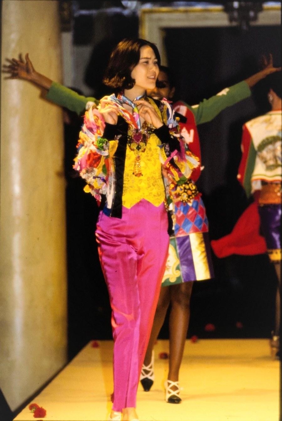 MOSCHINO COUTURE! Mehrfarbige handdekorierte Bomberjacke aus Seide mit Dekoration, F/S 1991 im Angebot 6