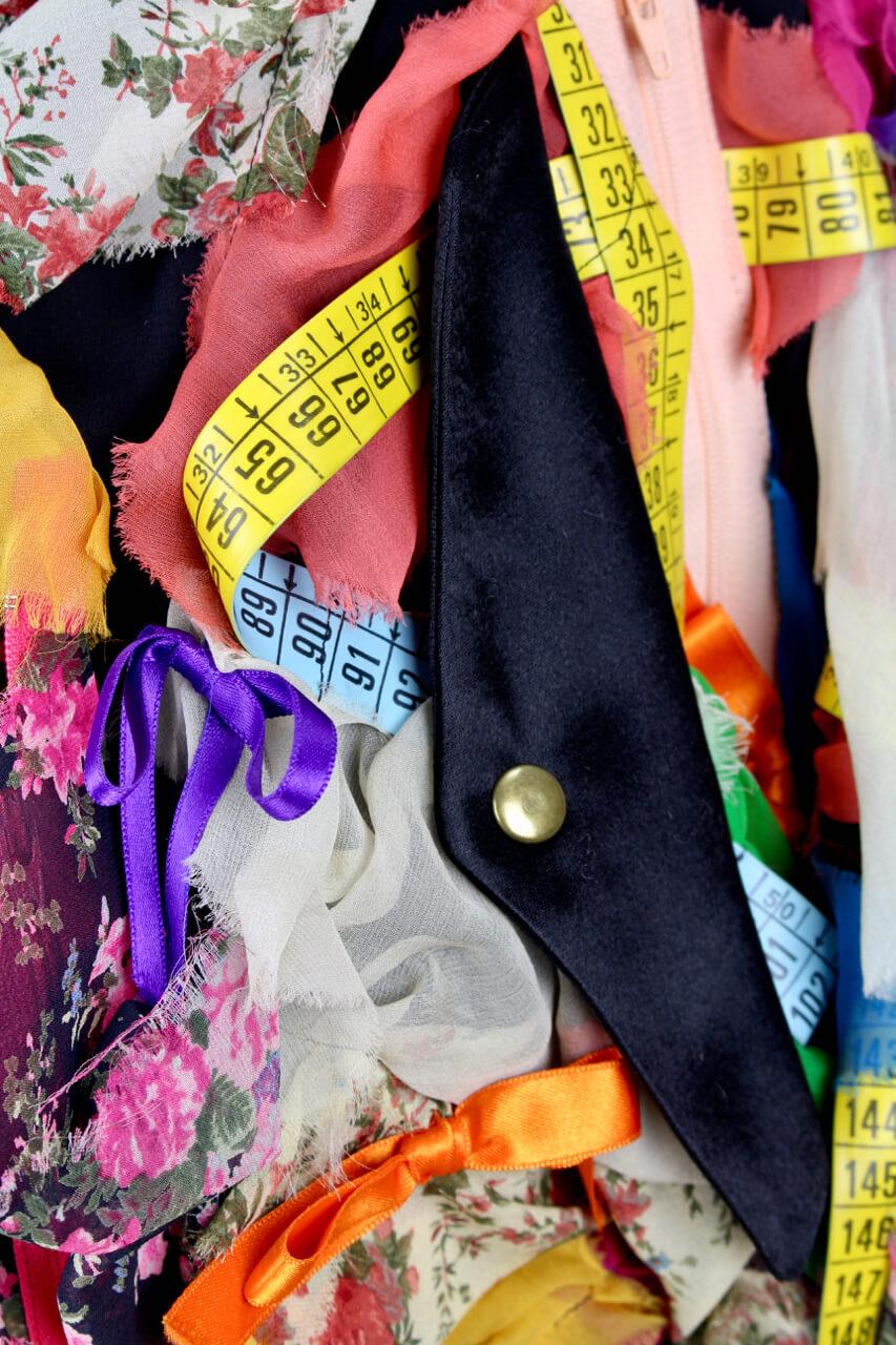 MOSCHINO COUTURE! Mehrfarbige handdekorierte Bomberjacke aus Seide mit Dekoration, F/S 1991 im Angebot 2