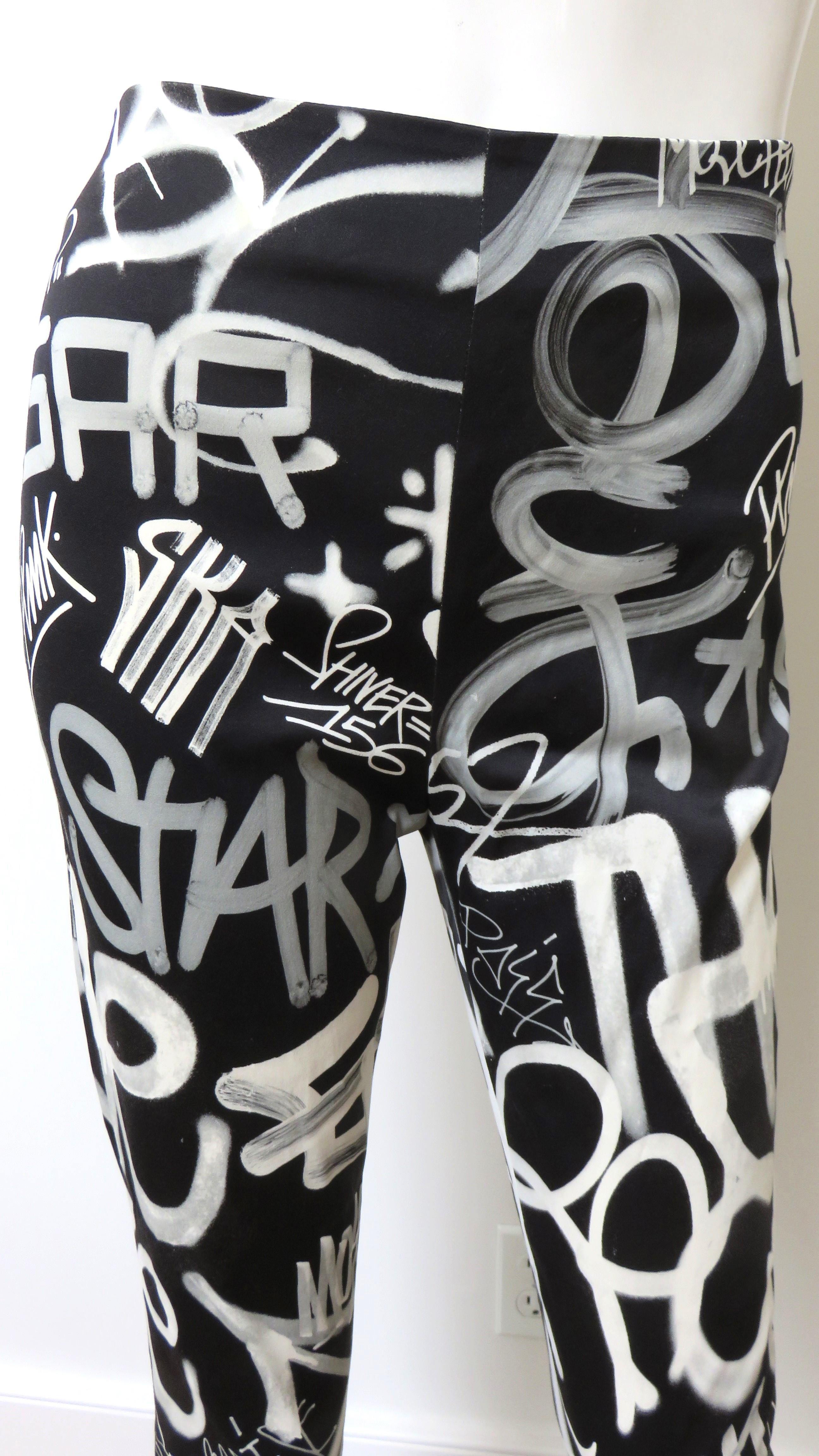Nero Pantaloni Leggings Moschino Couture New Graffiti in vendita