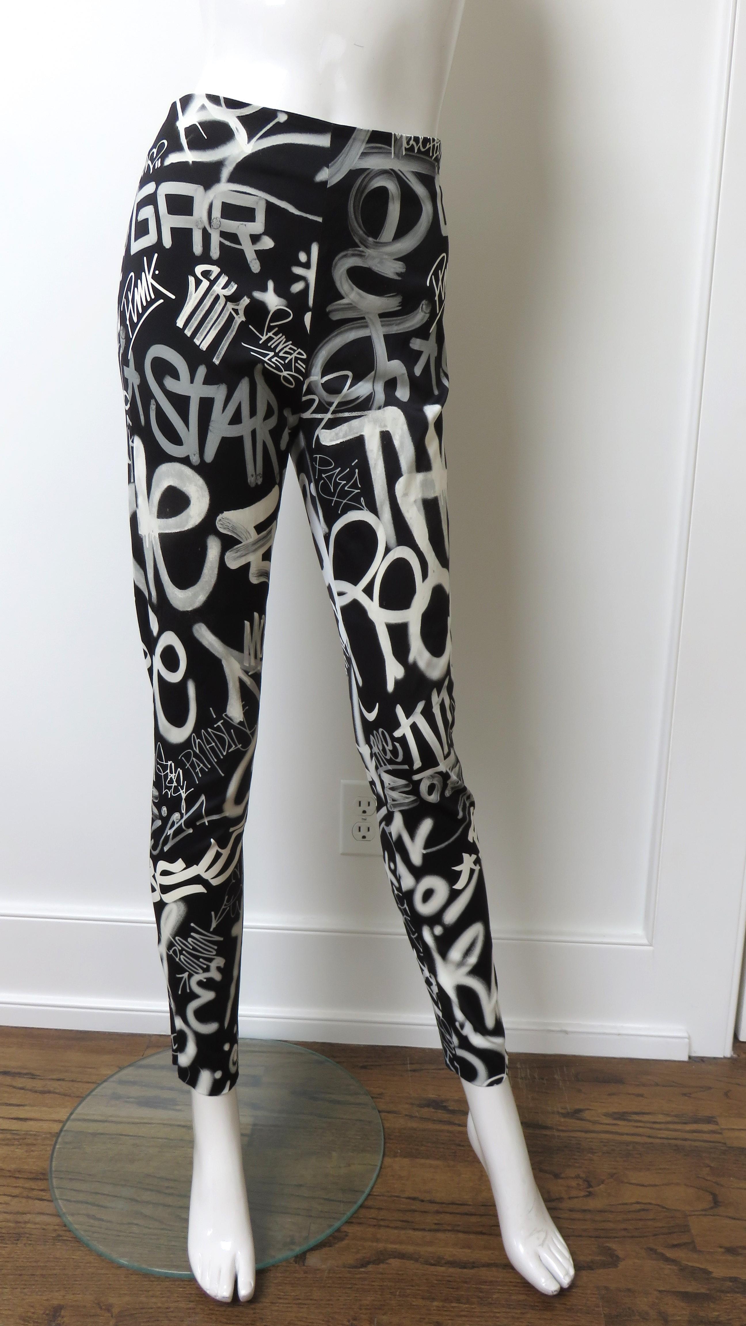 Pantaloni Leggings Moschino Couture New Graffiti In condizioni Nuovo in vendita a Water Mill, NY