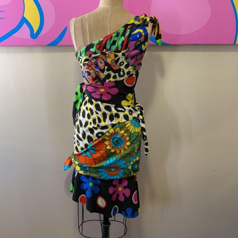 Noir Moschino Couture - Robe asymétrique à fleurs en soie graffiti en vente