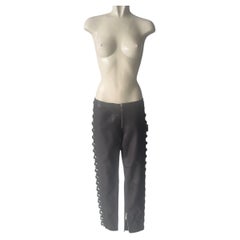 Moschino Couture, pantalones de piel con anillas metálicas grandes en los laterales, nuevos