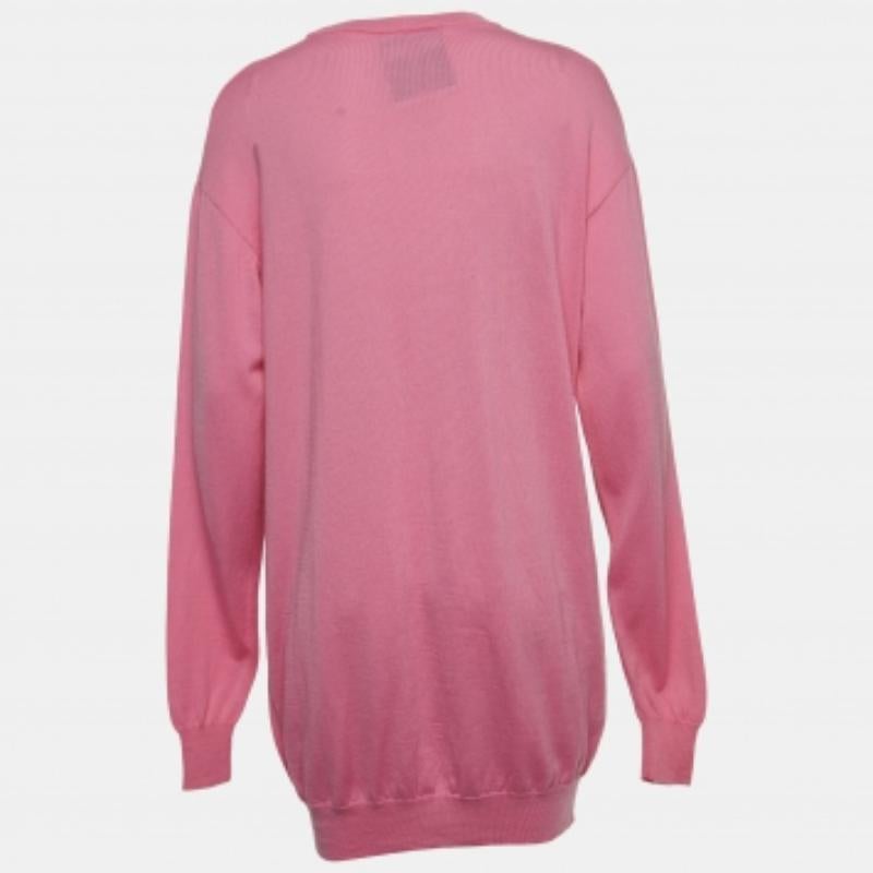Dieses Moschino Couture Pullover-Kleid ist mühelos in ein schickes Design verwandelt und lässt sich leicht tragen und mit vielen Accessoires ausstatten. Das Kleid ist wunderschön geschnitten und wird sicher Saison für Saison ein Lieblingsstück