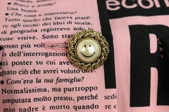 Moschino Couture Rosa Zeitungsdruck-Jacke mit smiley face-Knöpfen aus Kunstperlen