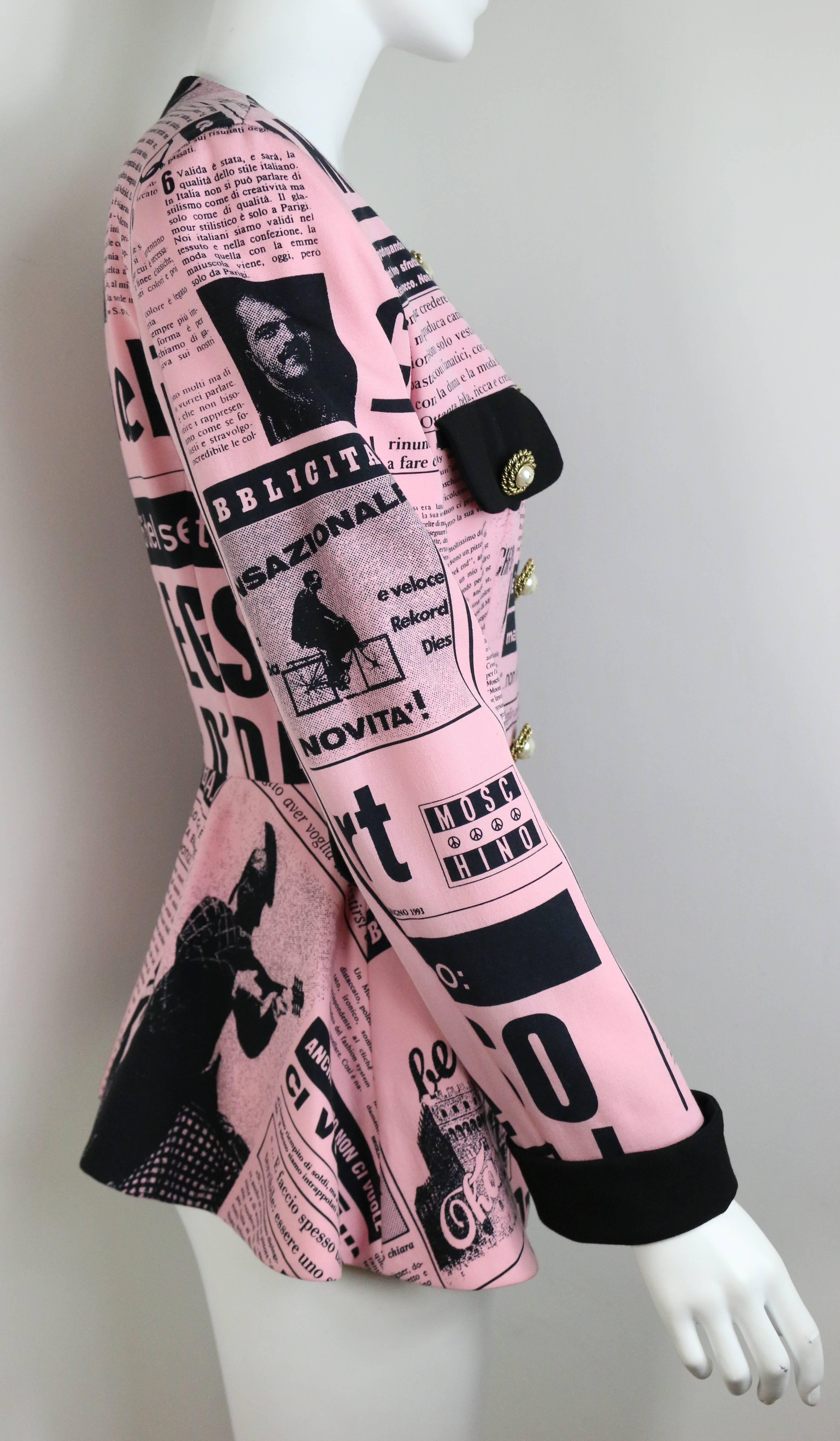 Marrone Giacca Moschino Couture rosa carta da giornale con bottoni a forma di faccina di perle finte in vendita