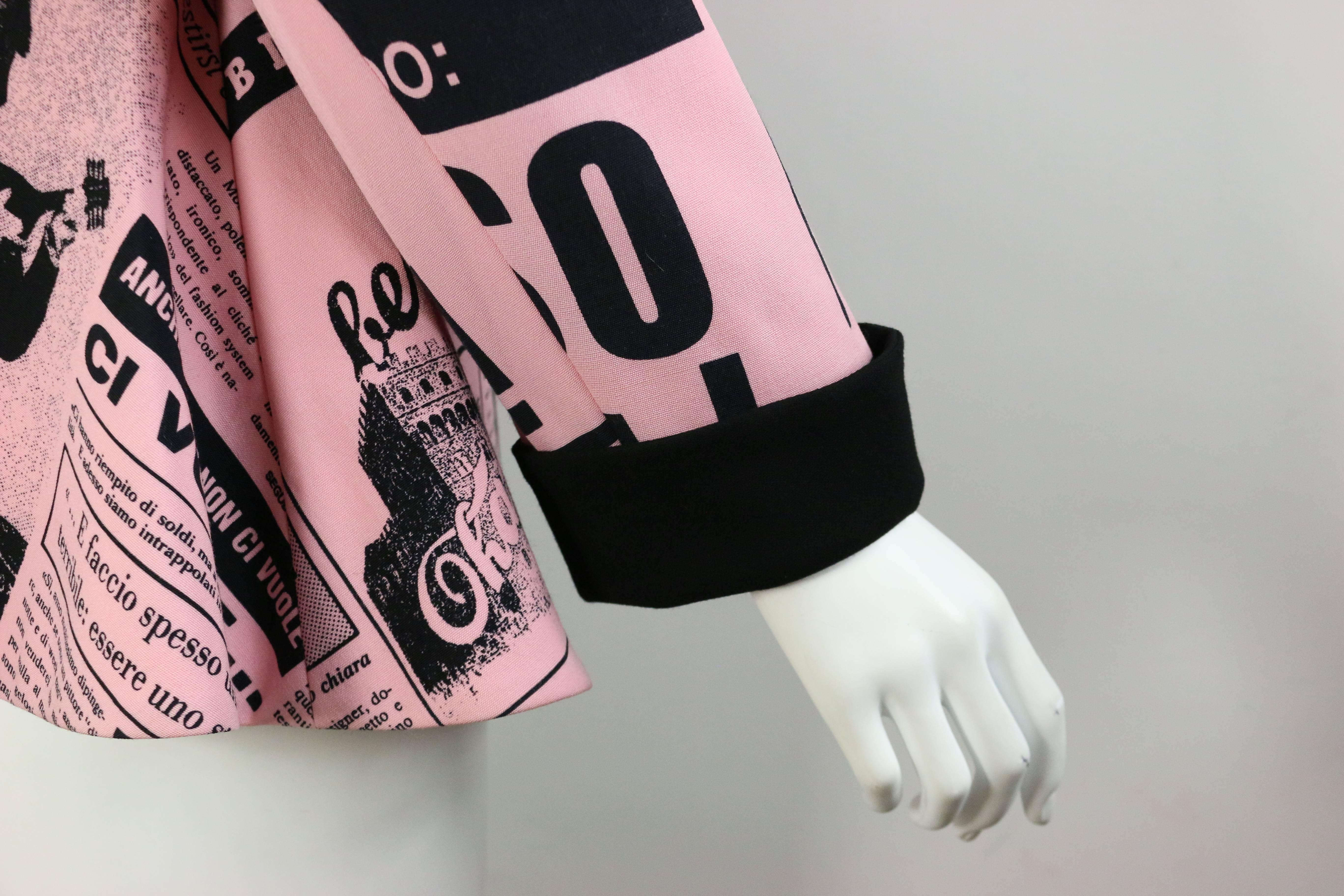 Giacca Moschino Couture rosa carta da giornale con bottoni a forma di faccina di perle finte in vendita 1