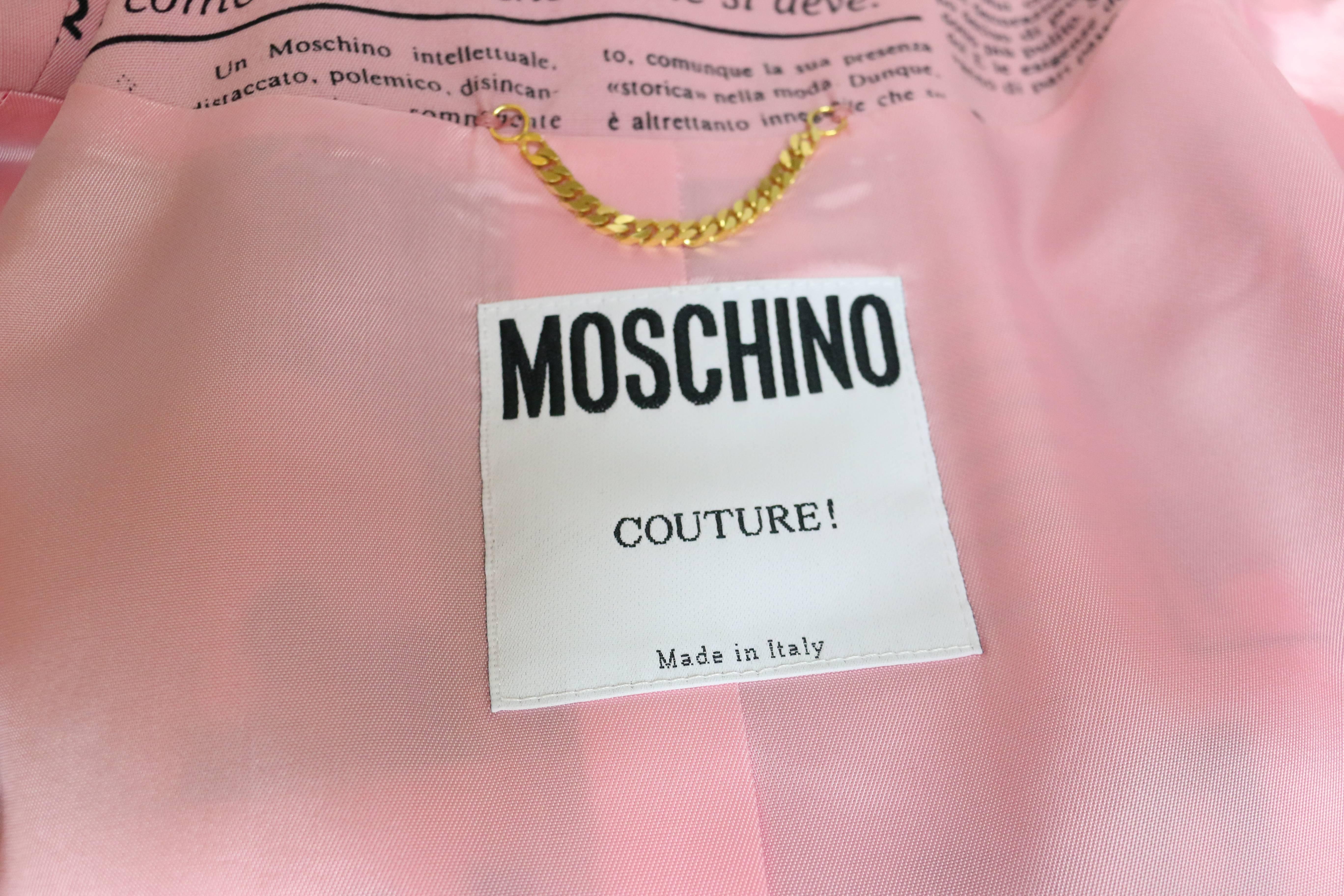 Giacca Moschino Couture rosa carta da giornale con bottoni a forma di faccina di perle finte in vendita 2
