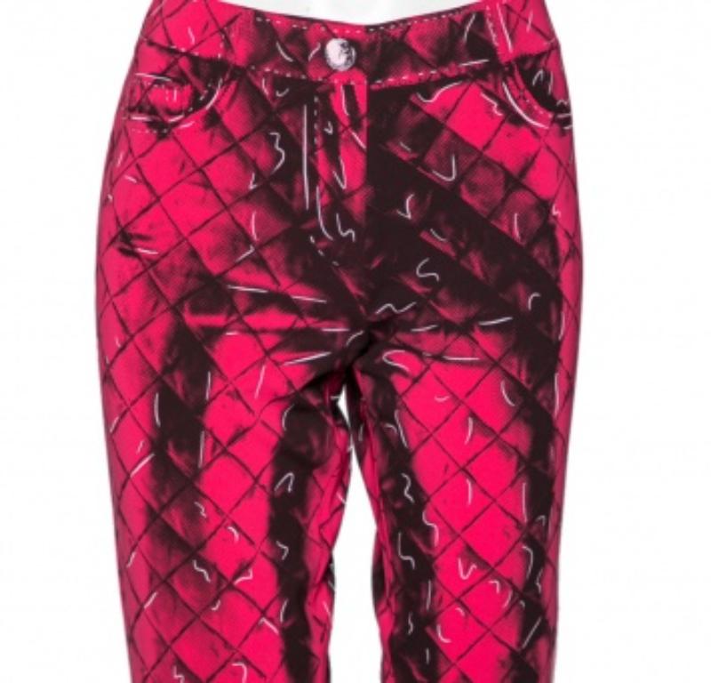 These pink trousers have been tailored from fine materials to offer a pleasant and fresh look. They are from Moschino Couture and feature an artistic print all over. The pants are casual and comfortable enough for regular wear.