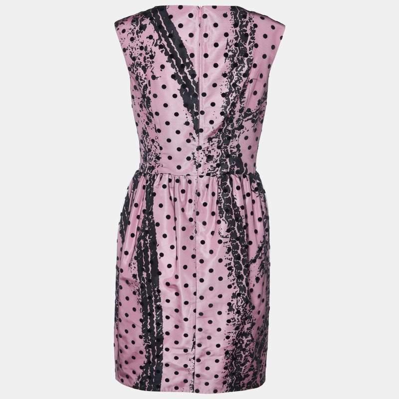 Das Moschino Couture Kleid ist eine gelungene Mischung aus Eleganz und Verspieltheit. Die Satin-Silhouette des Mantels ist mit aufwendigen Prints verziert, die mit gepunktetem Tüll akzentuiert sind und für einen skurrilen Touch sorgen - ein schickes