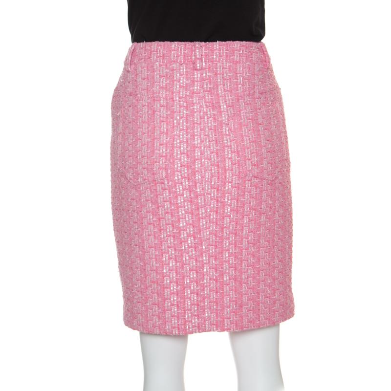 Walk with panache in this gorgeous pencil skirt from Moschino Couture. The pink creation is made of boucle tweed and woven raffia and features a flattering silhouette. It flaunts gold-tone front button fastenings and belt loop closures. Pair it with