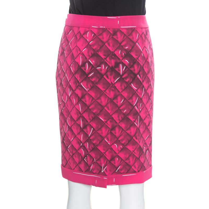 Walk with panache in this gorgeous pencil skirt from Moschino Couture. The pink and black creation features a quirky diamond and dotted print all over and flaunts a flattering silhouette. It comes equipped with a zip closure. Pair it with a simple