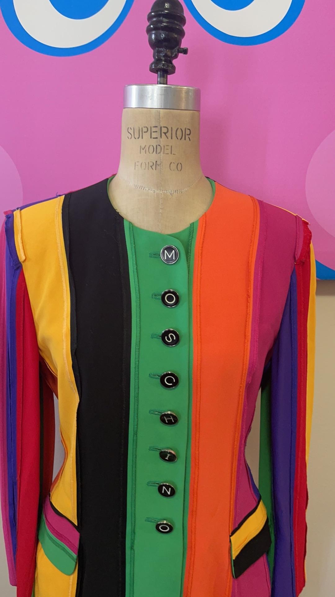 Moschino Couture Regenbogen Stolz Vintage Blazer

Seien Sie retro cool mit dieser super seltenen Vintage-Jacke von Moschino! Einzigartige Knöpfe auf der Vorderseite und an den Ärmeln verdeutlichen den Markennamen. Die Weste dieses Stils wurde durch