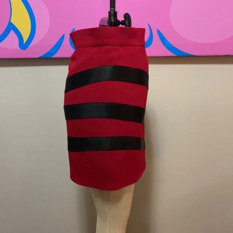 Moschino Couture Rot Schwarzer Devil Tail Bleistiftrock im Zustand „Gut“ im Angebot in Los Angeles, CA