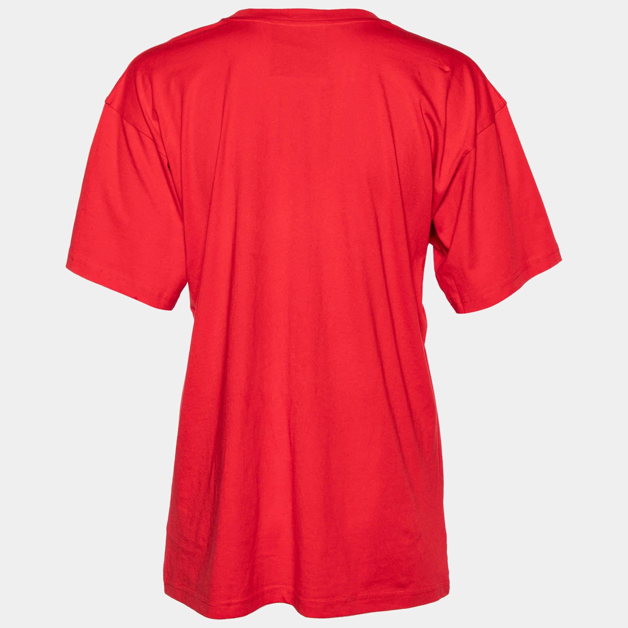 Perfect for casual outings or errands this T shirt is the best piece to feel comfortable and stylish in. It flaunts a catchy shade and a relaxed fit.