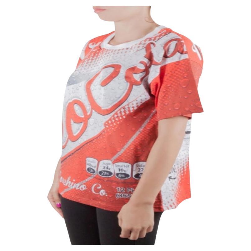 Dieses übergroße T-Shirt von Moschino ist mit einem Soda-Aufdruck versehen. Das rote Stück passt gut zu Jeans und Turnschuhen. Sie ist aus Baumwolle geschneidert und bietet hohen Tragekomfort. Bleiben Sie in diesen Sommern mit dieser