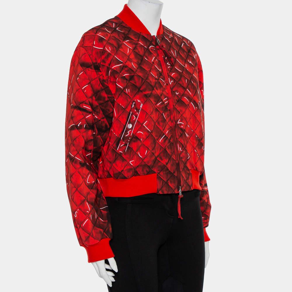 Moschino Couture Rote bedruckte Trompe-L'oeil-Bomberjacke M im Zustand „Hervorragend“ im Angebot in Dubai, Al Qouz 2