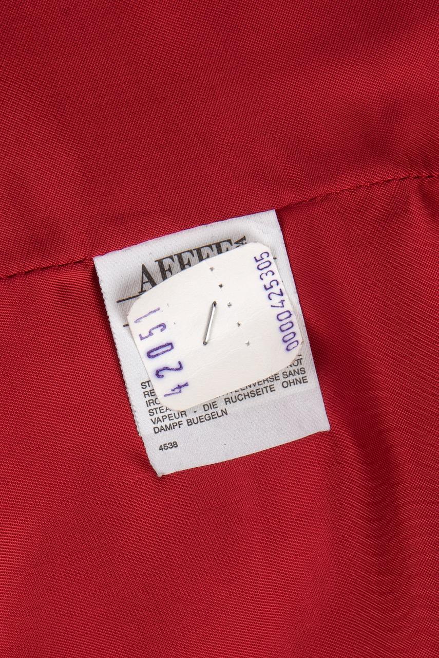 MOSCHINO COUTURE - Costume veste et jupe à gros boutons en laine rouge à motif à l'aiguille, vers 1989 en vente 7