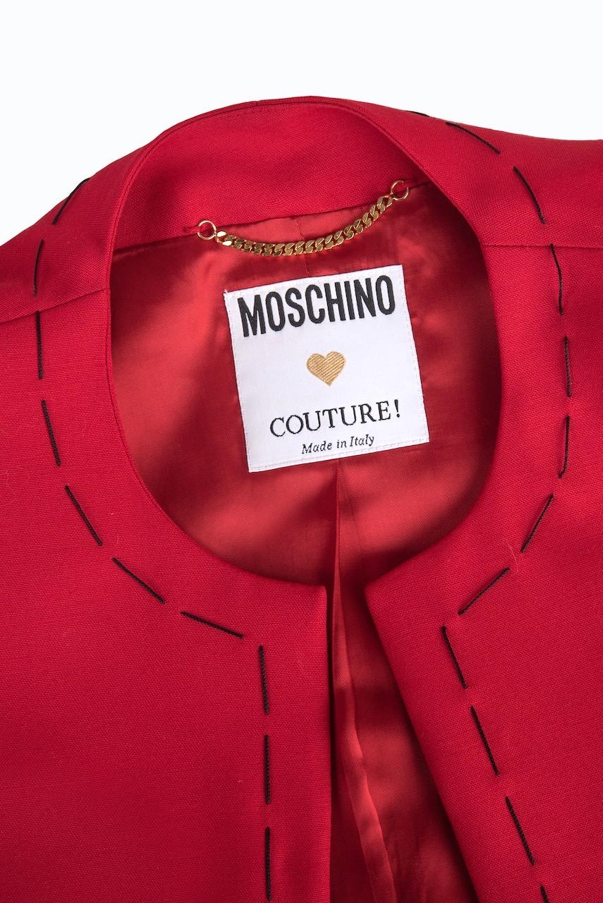 MOSCHINO COUTURE - Costume veste et jupe à gros boutons en laine rouge à motif à l'aiguille, vers 1989 en vente 9