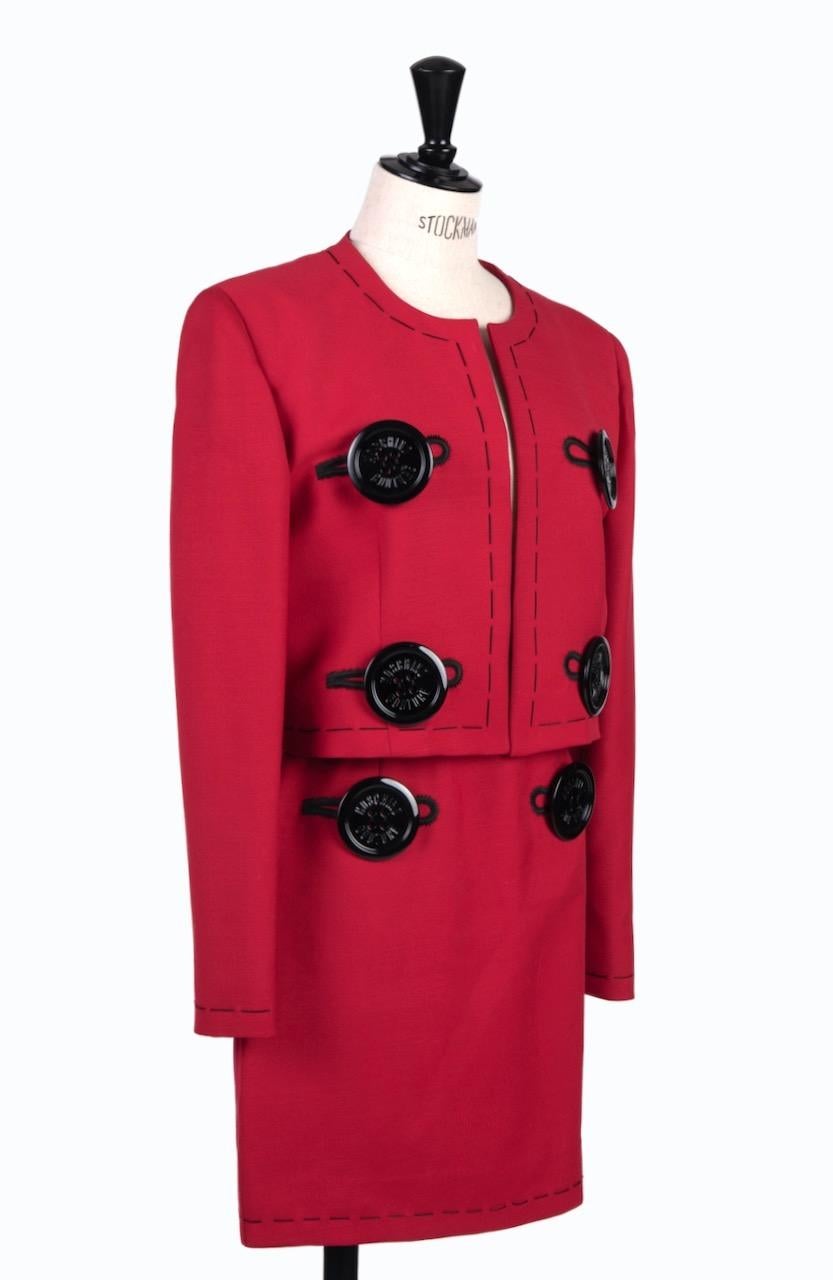Rouge MOSCHINO COUTURE - Costume veste et jupe à gros boutons en laine rouge à motif à l'aiguille, vers 1989 en vente