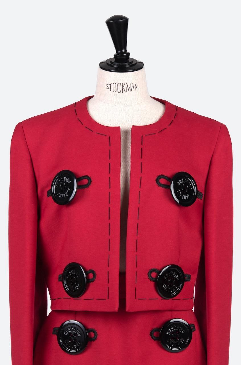 MOSCHINO COUTURE - Costume veste et jupe à gros boutons en laine rouge à motif à l'aiguille, vers 1989 Pour femmes en vente