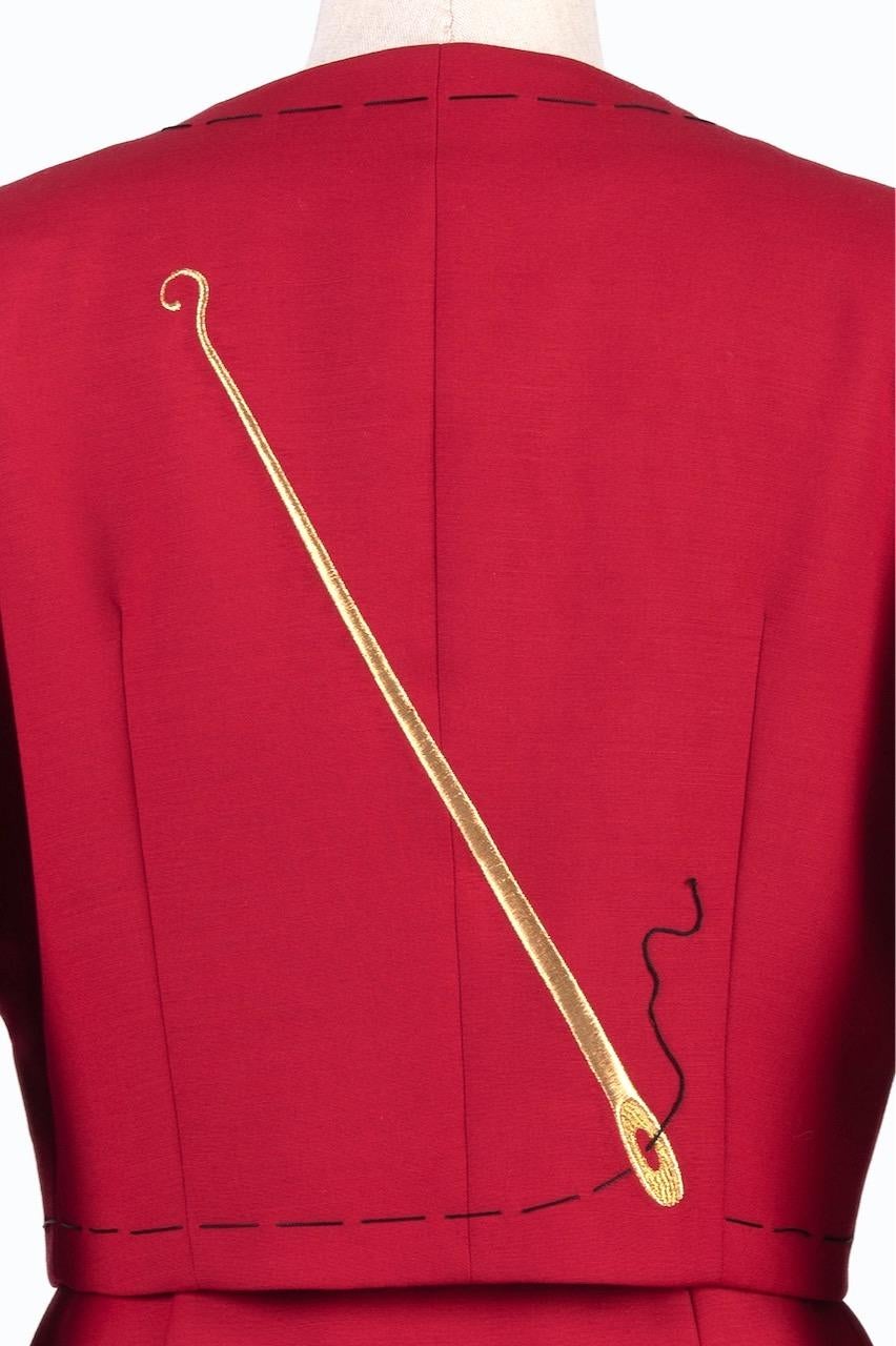 MOSCHINO COUTURE Anzug mit riesigen Knöpfen aus roter Wolle mit Nadelspitze, ca. 1989 im Angebot 2