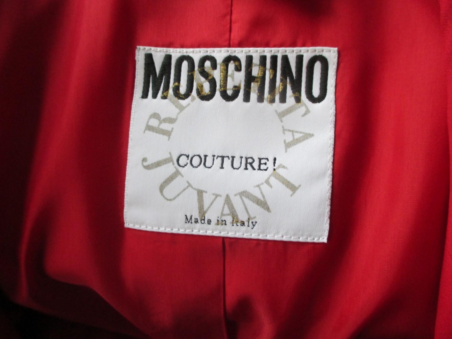 Oggetto da collezione:
Si tratta di un'incredibile e rara Moschino Couture del 1990! Repetita Juvant
giacca blazer.
Colore: rosso
Con 2 bottoni, 2 tasche e maniche a 3/4 con volant.

Sembra essere  US 12/EU 42/ UK 14, fai riferimento alle misure
