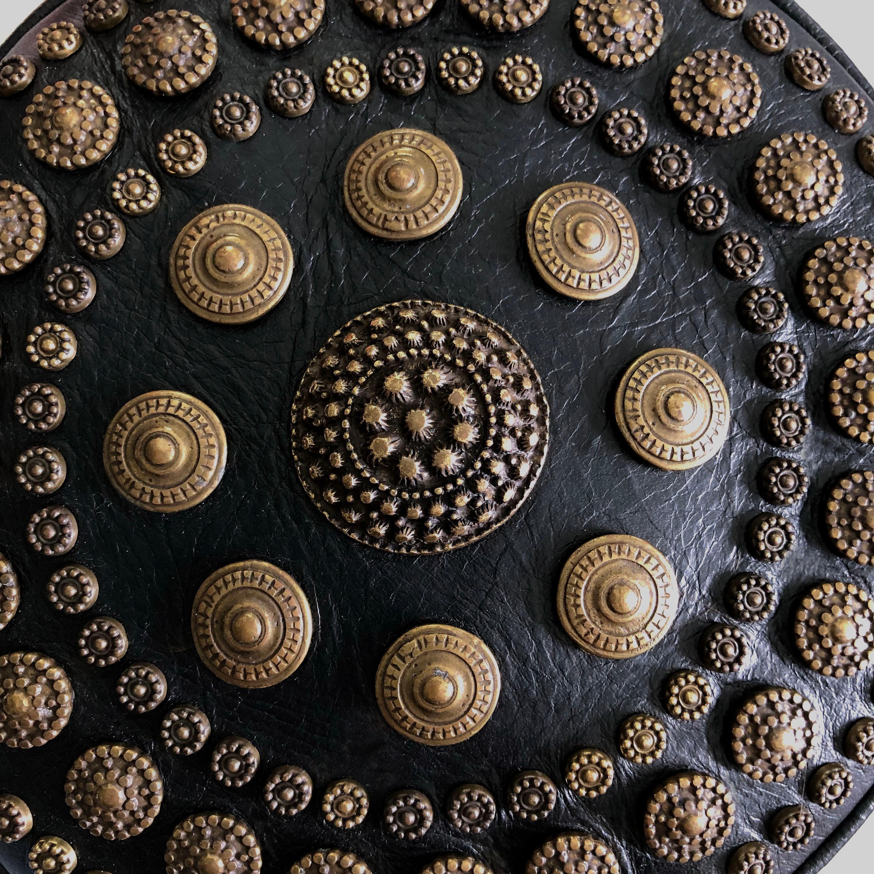 Detalles del Producto: Moschino Couture - Bolso Redondo de Piel - Diseño de Medallón Floral en Bronce Bruñido en Todo el Bolso - Correa Desmontable con Logotipo 