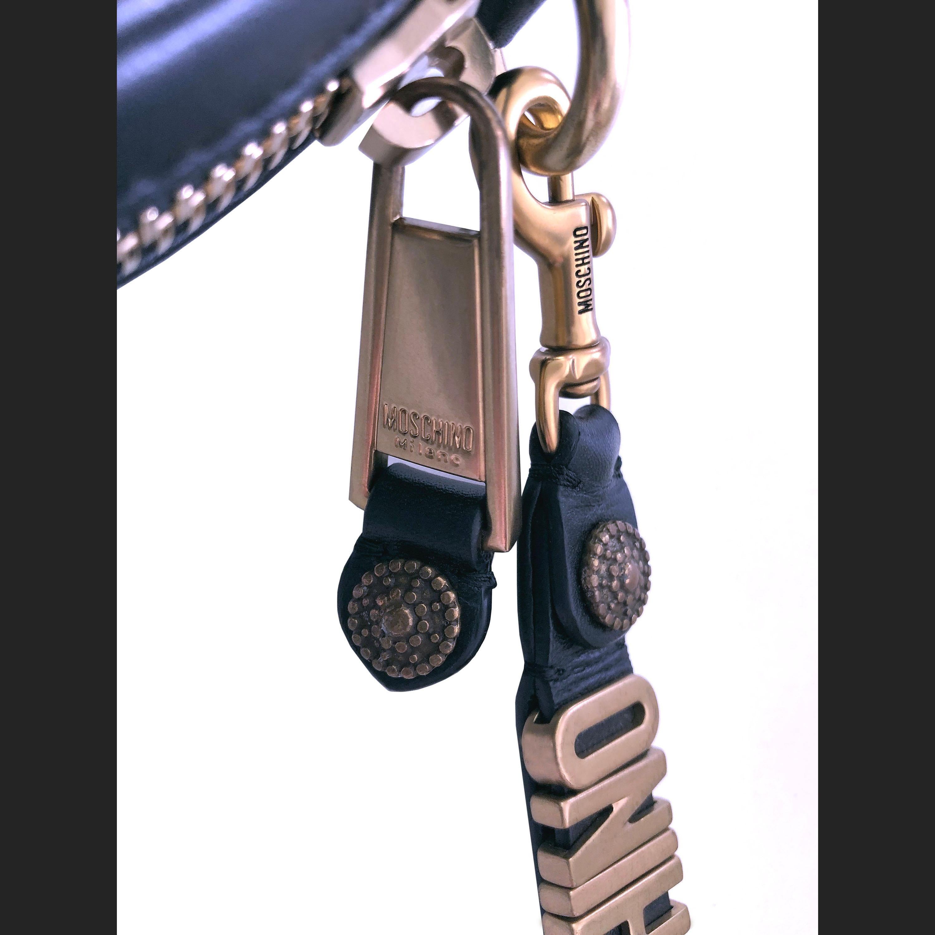 Moschino Couture - Bolso Redondo de Piel + Medallones Florales de Bronce Bruñido en venta 1