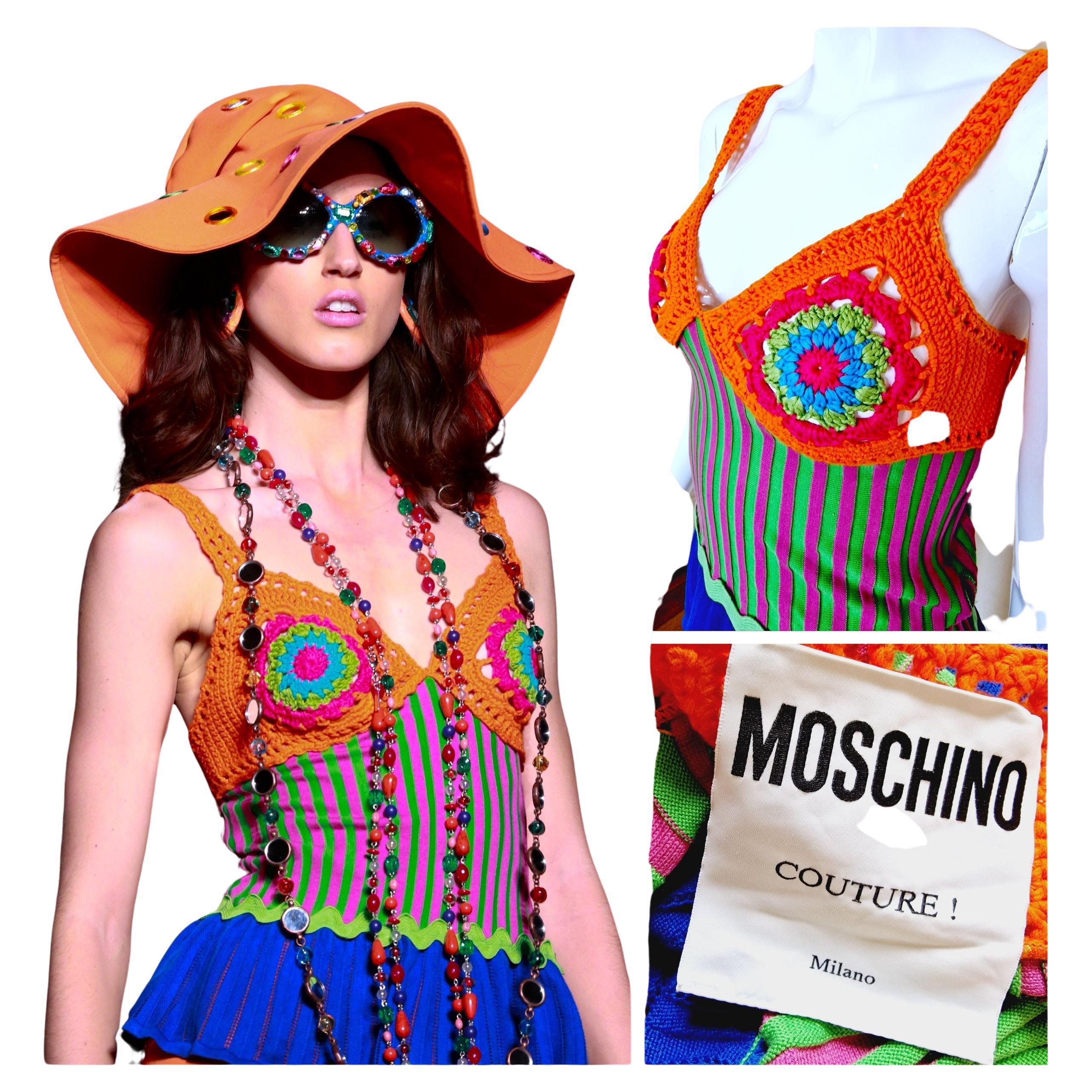Moschino Couture Runway 2017 Look 39 - Petit t-shirt débardeur perlé au  crochet En vente sur 1stDibs