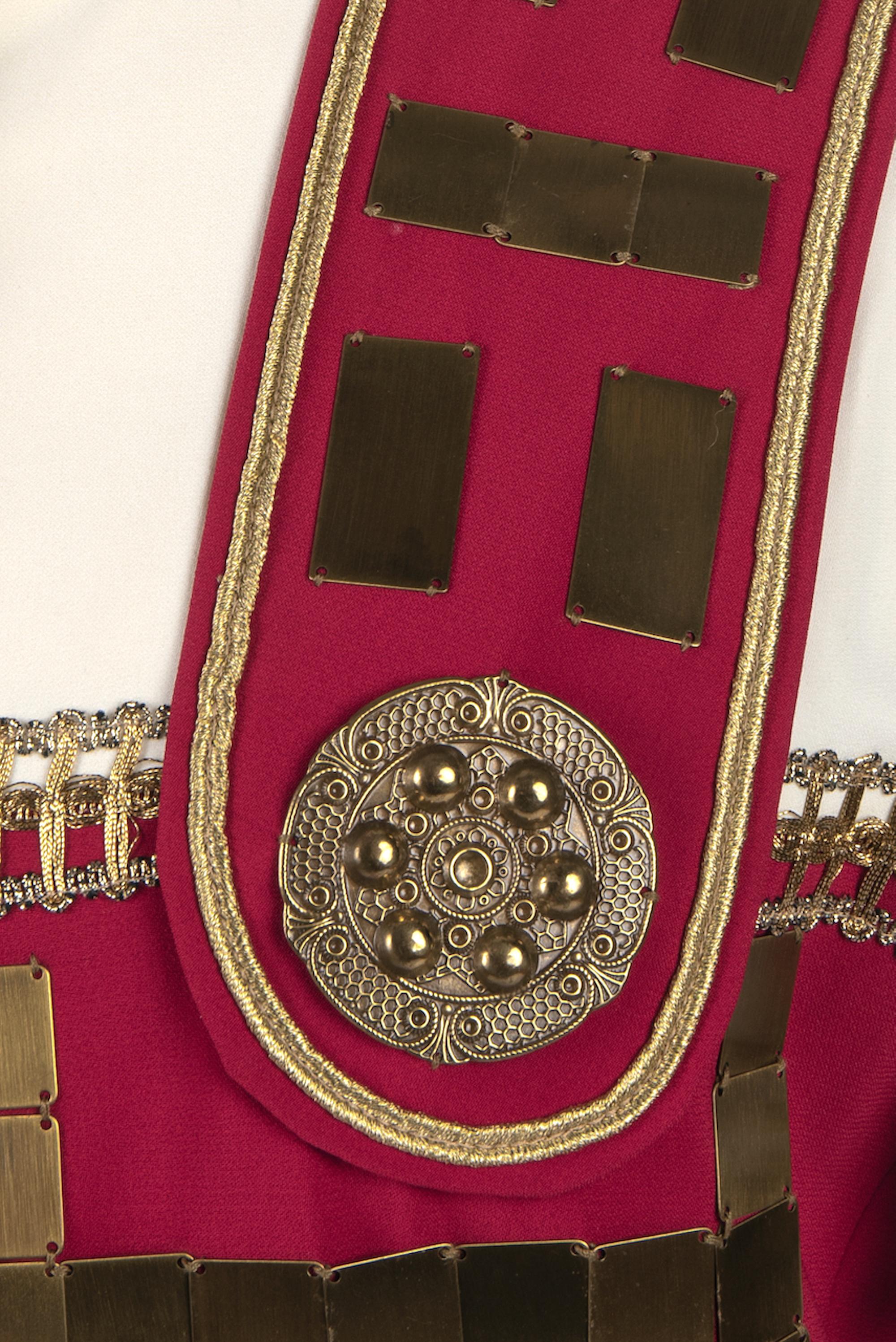 MOSCHINO COUTURE römische Centurion-Jacke aus rotem und weißem Messing mit Metallornamenten, 1994 im Angebot 5