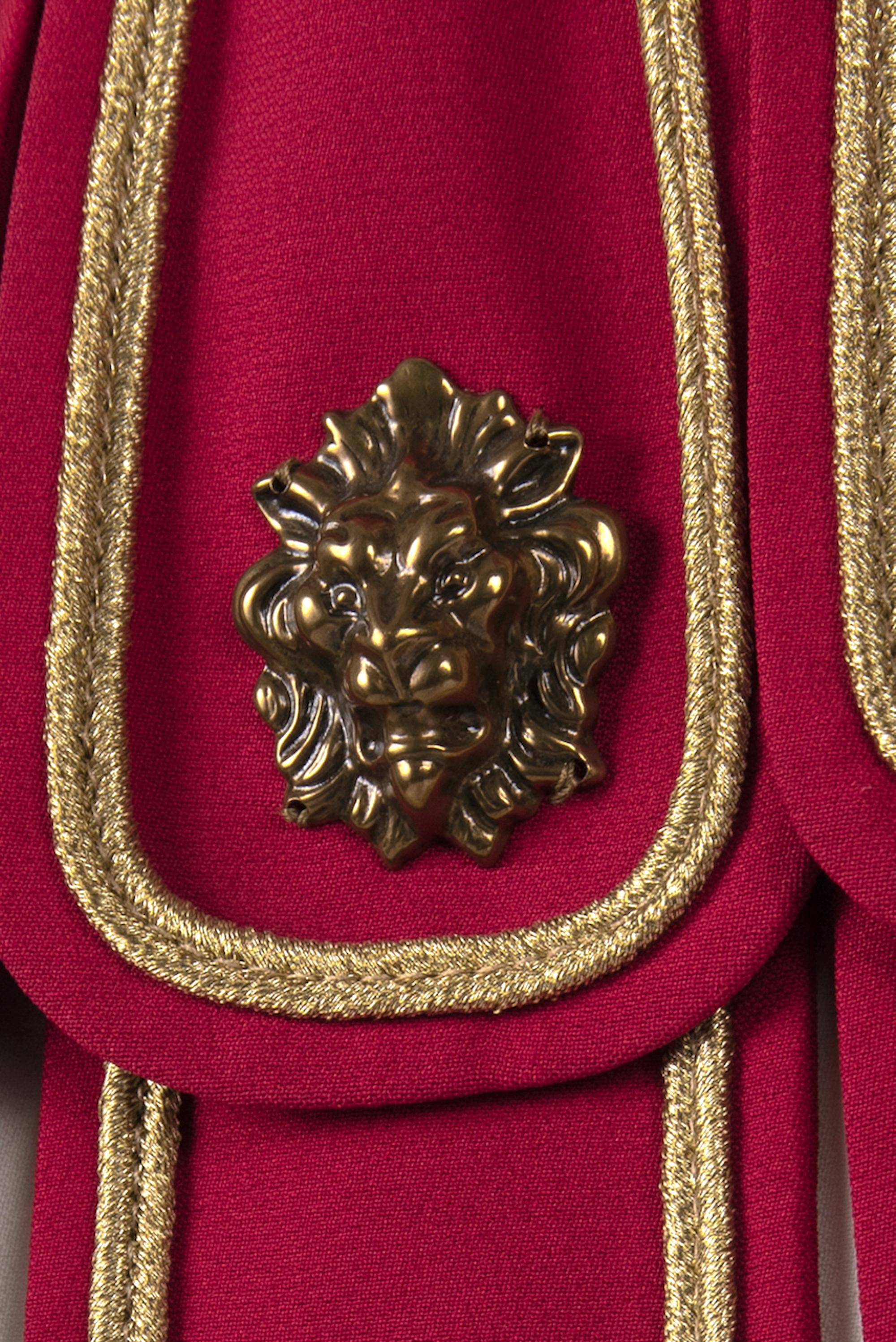MOSCHINO COUTURE römische Centurion-Jacke aus rotem und weißem Messing mit Metallornamenten, 1994 im Angebot 7