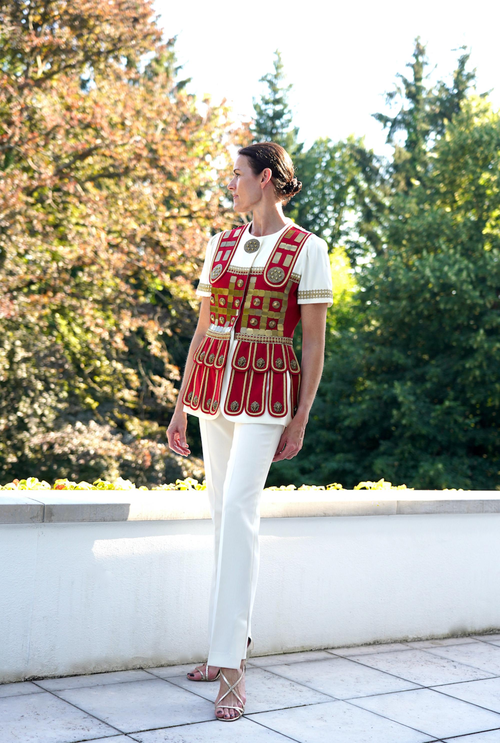 MOSCHINO COUTURE - Veste ornée d'ornements en laiton rouge et blanc Centurion romain, P/E 1994 en vente 9