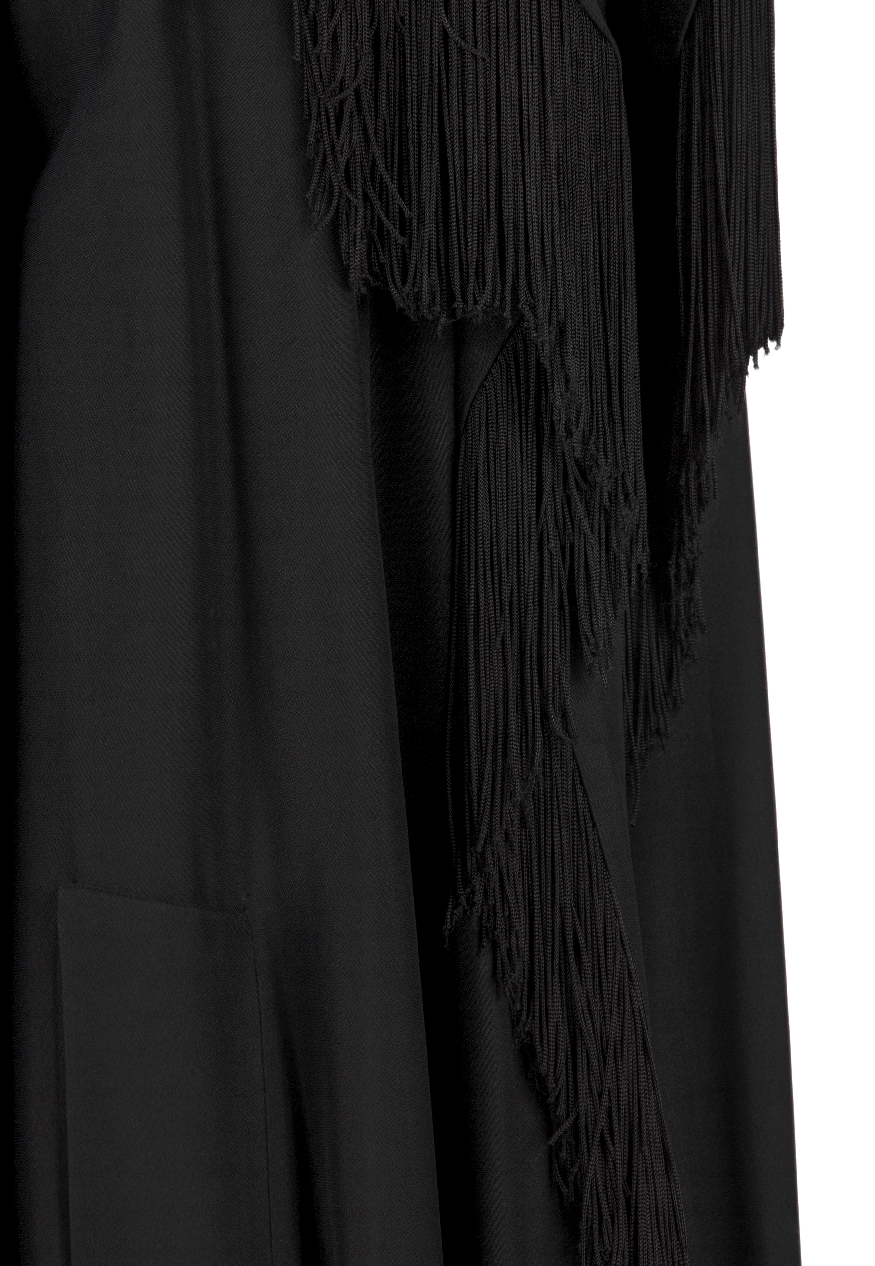 MOSCHINO COUTURE F/S 1989 Laufsteg Schwarzer Fransen-Wickelmantel mit Gürtel im Angebot 6