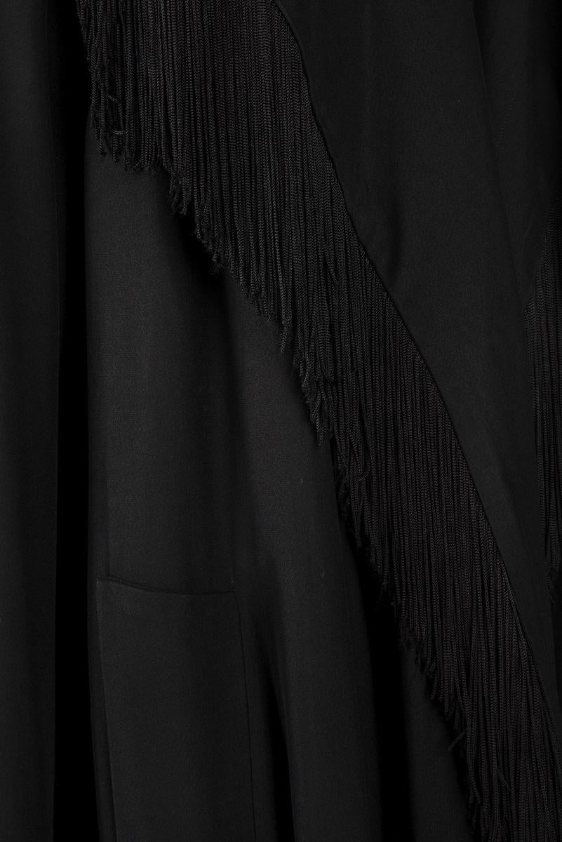 MOSCHINO COUTURE F/S 1989 Laufsteg Schwarzer Fransen-Wickelmantel mit Gürtel im Angebot 7