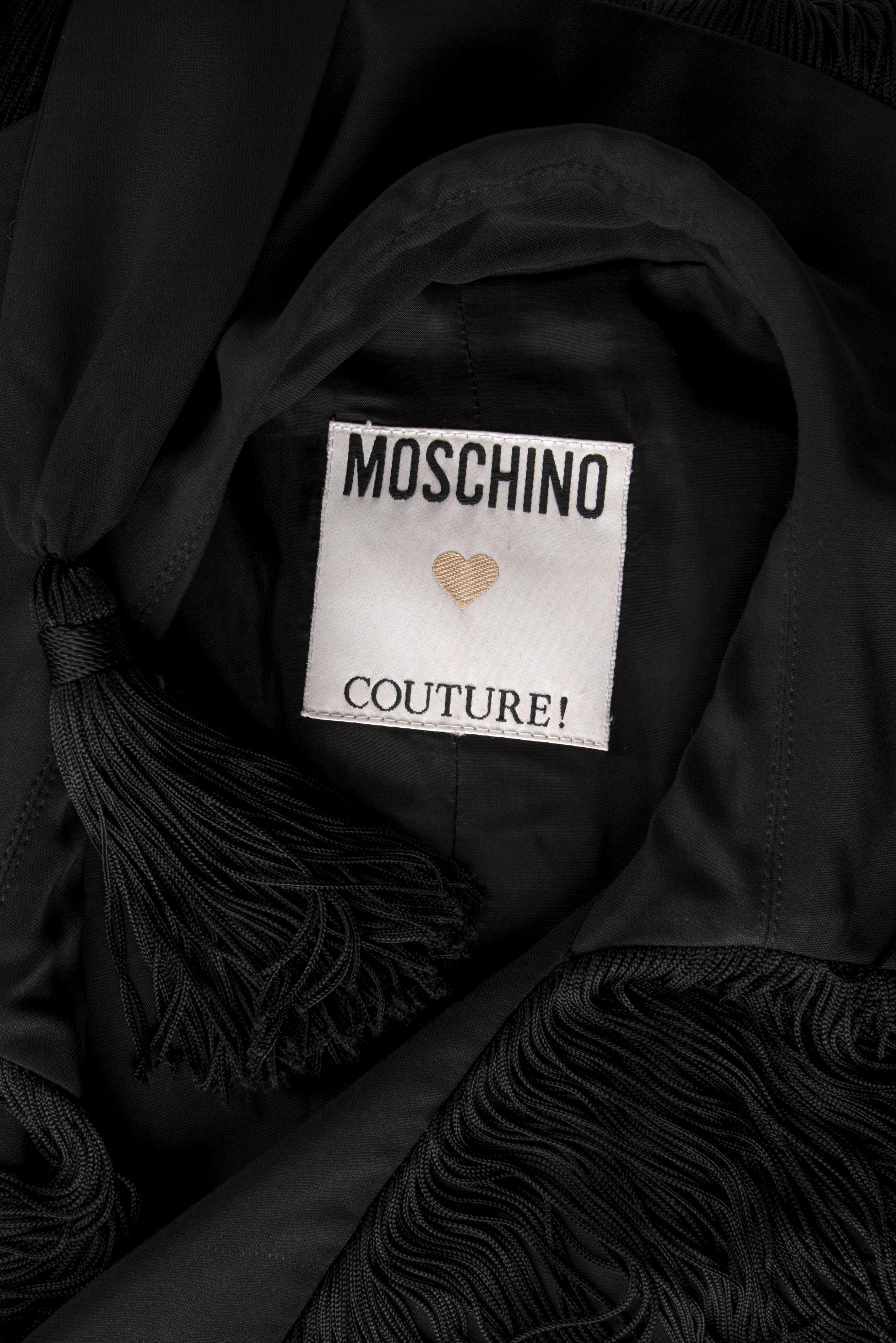 MOSCHINO COUTURE F/S 1989 Laufsteg Schwarzer Fransen-Wickelmantel mit Gürtel im Angebot 10