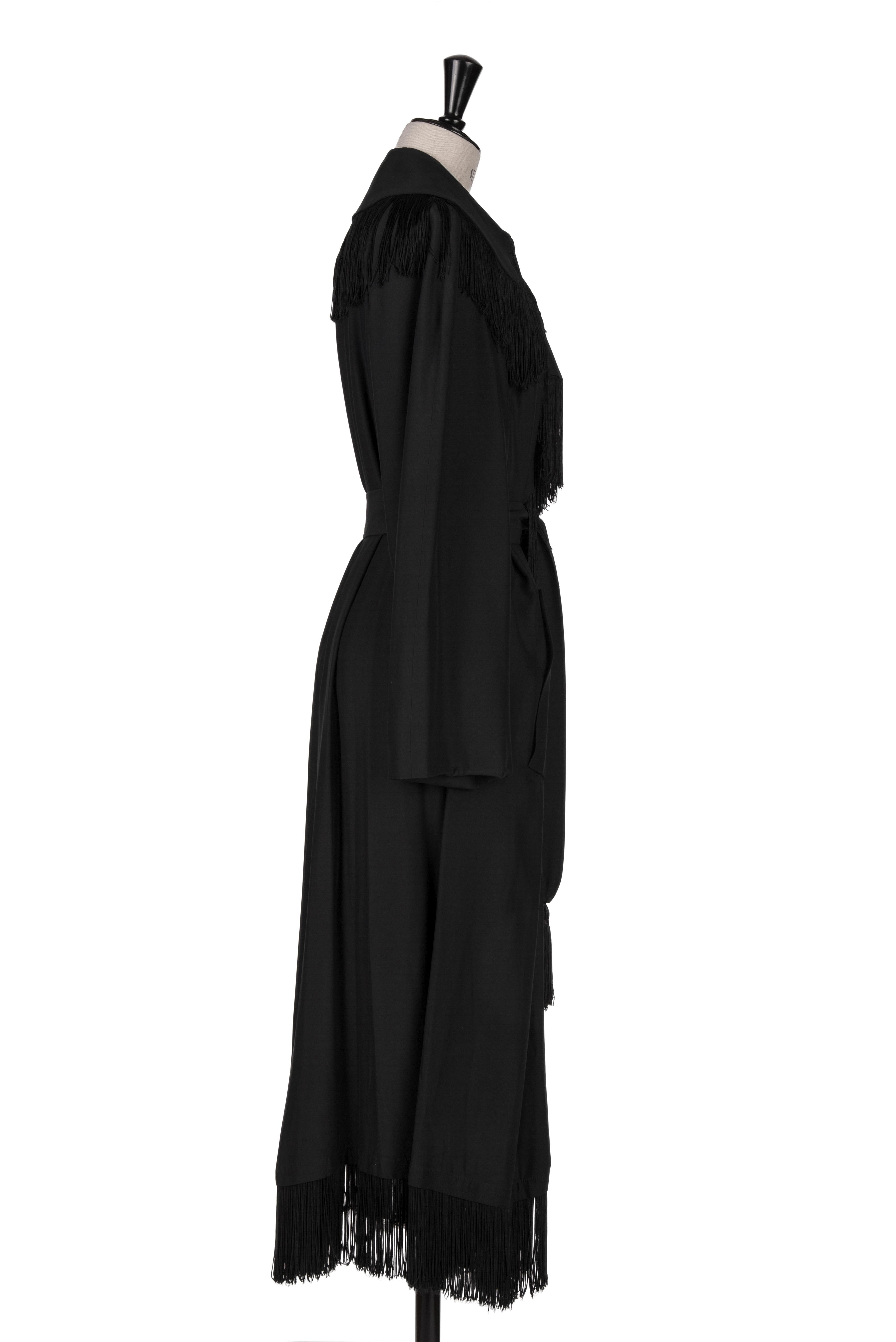 MOSCHINO COUTURE F/S 1989 Laufsteg Schwarzer Fransen-Wickelmantel mit Gürtel für Damen oder Herren im Angebot