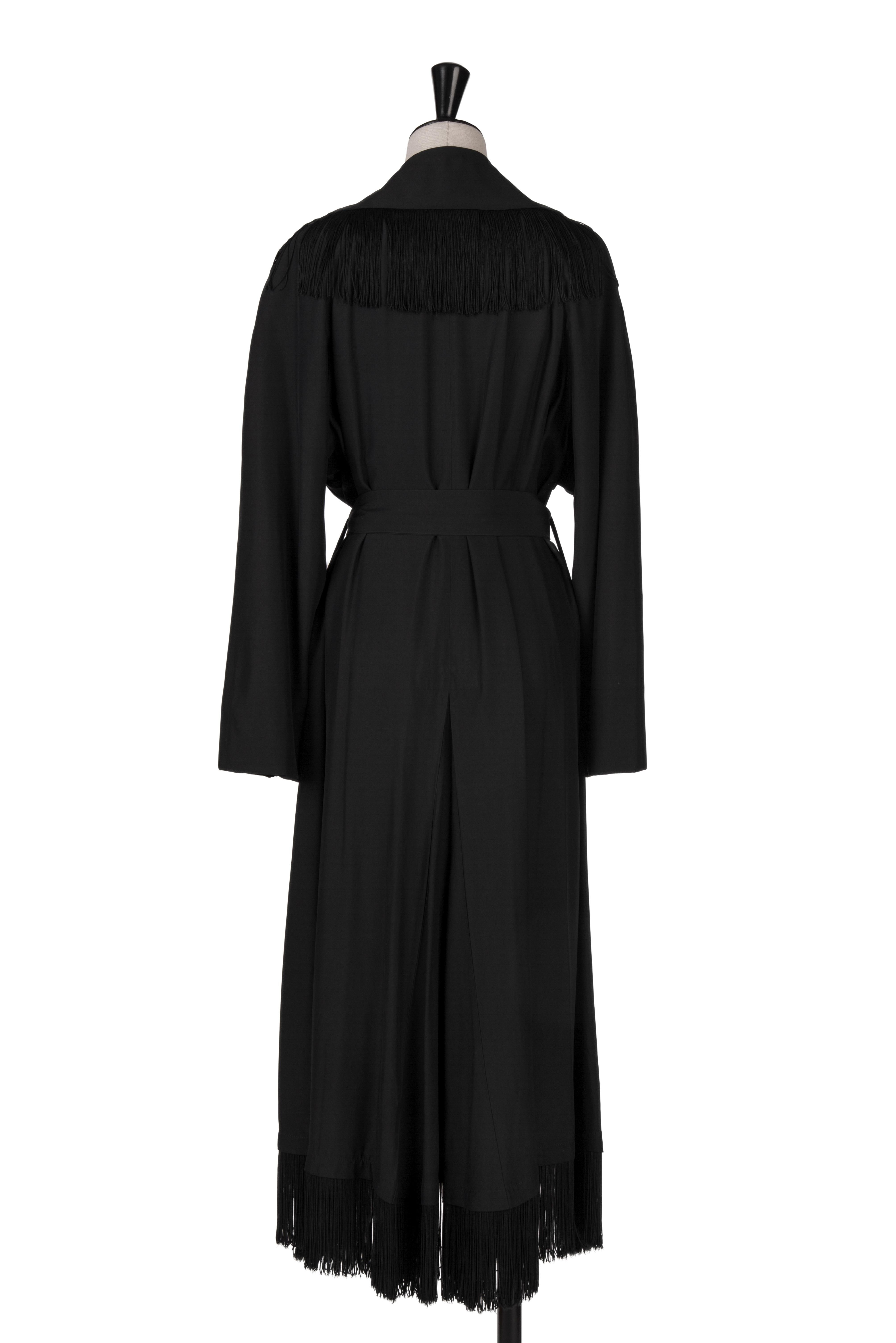 MOSCHINO COUTURE F/S 1989 Laufsteg Schwarzer Fransen-Wickelmantel mit Gürtel im Angebot 1