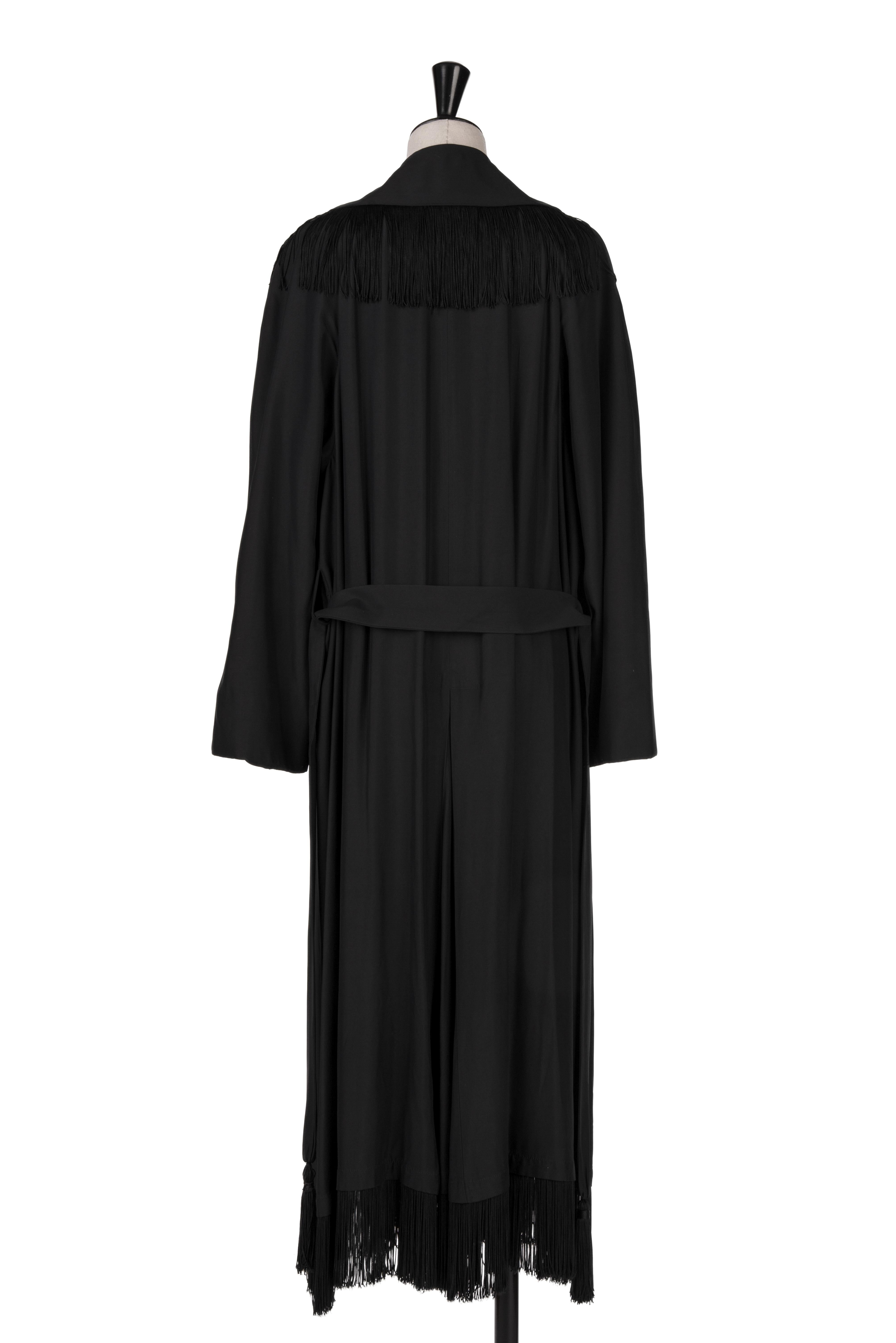 MOSCHINO COUTURE F/S 1989 Laufsteg Schwarzer Fransen-Wickelmantel mit Gürtel im Angebot 2