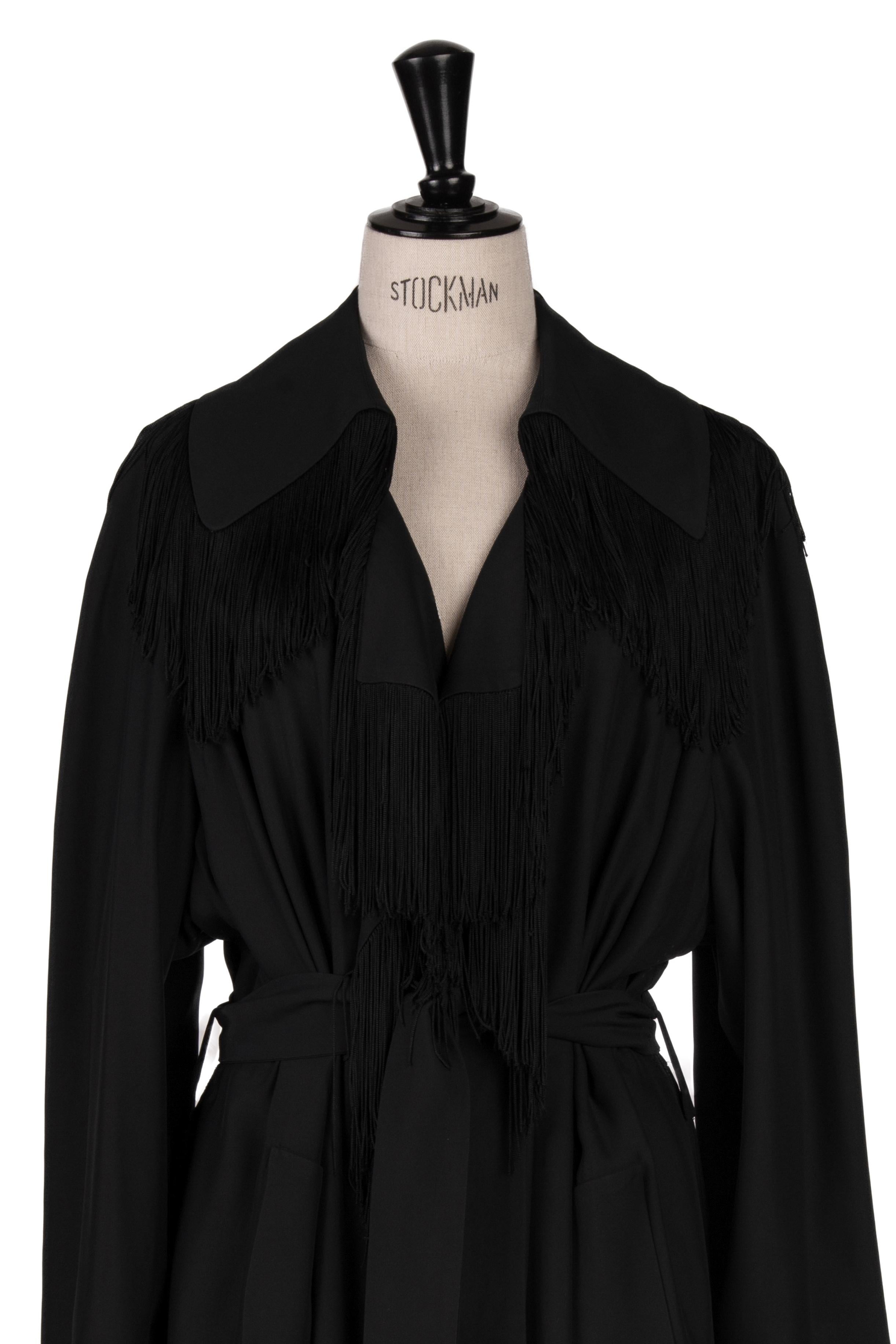 MOSCHINO COUTURE F/S 1989 Laufsteg Schwarzer Fransen-Wickelmantel mit Gürtel im Angebot 3
