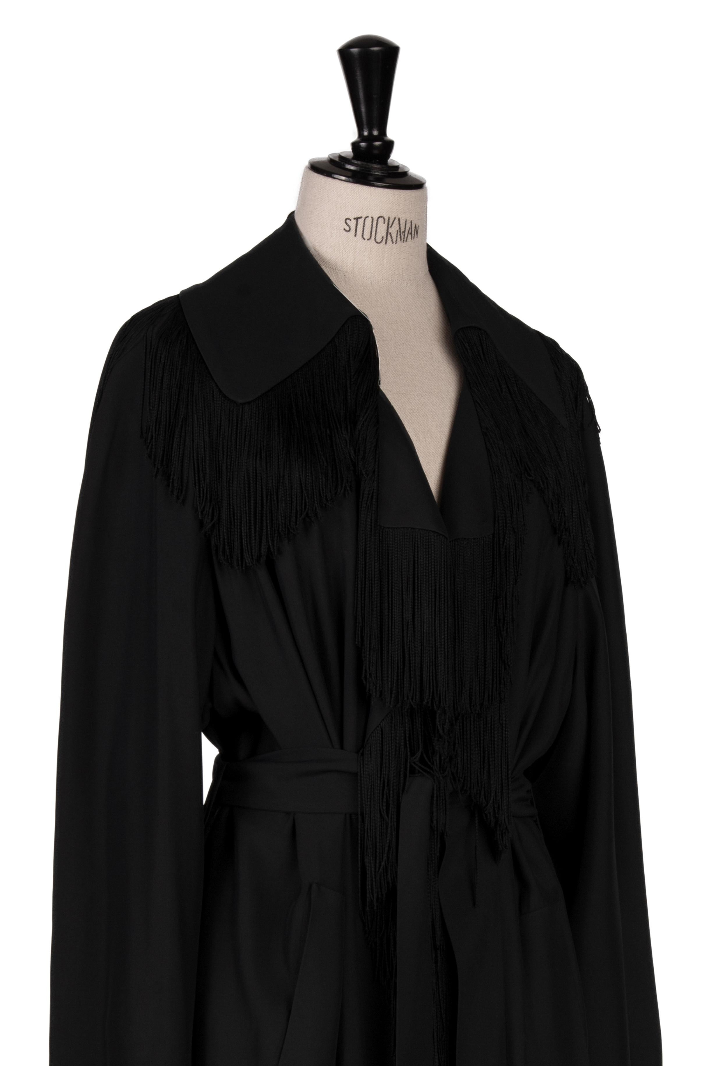 MOSCHINO COUTURE F/S 1989 Laufsteg Schwarzer Fransen-Wickelmantel mit Gürtel im Angebot 4